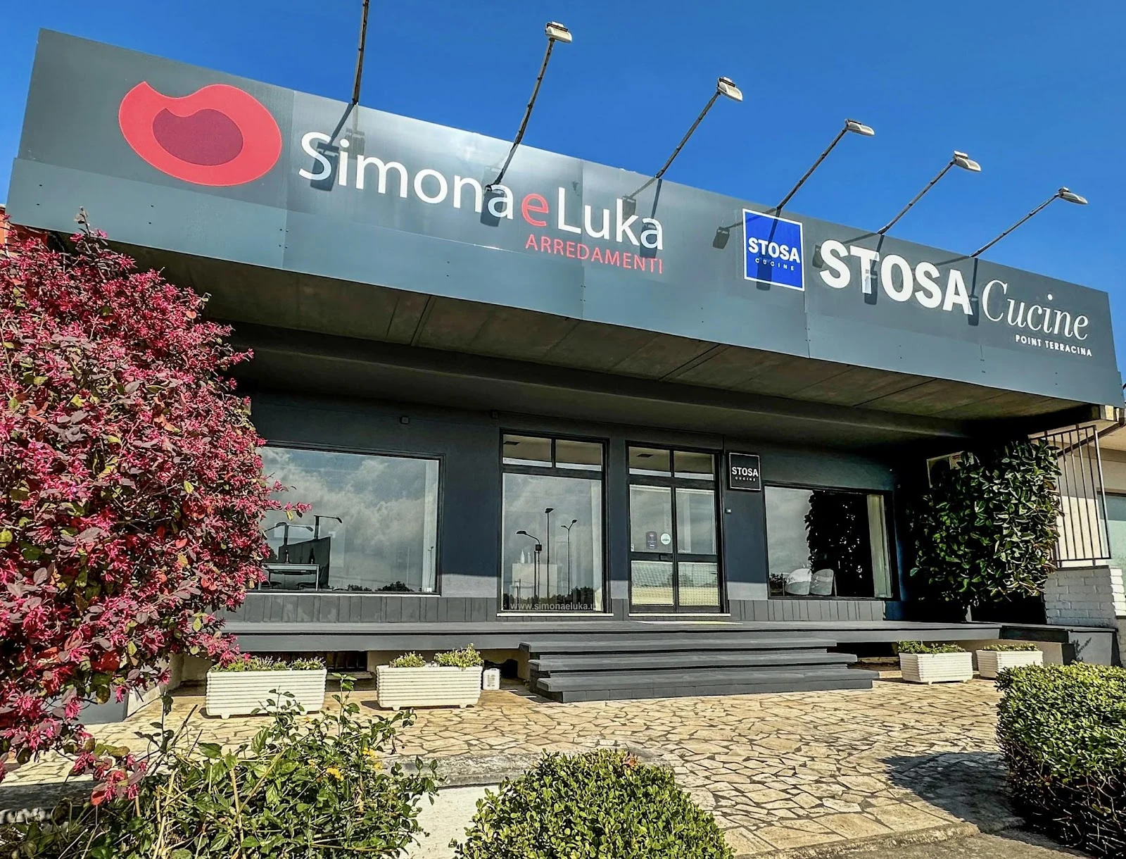 Esterno reale dello showroom Simona e Luka con insegna originale